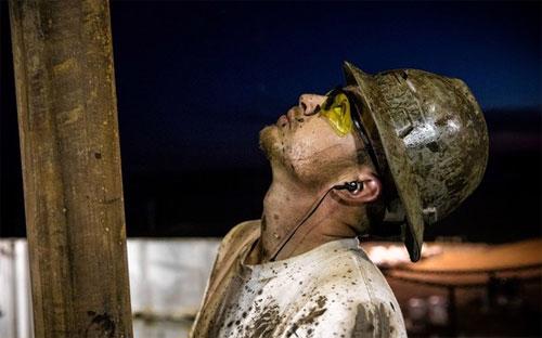 Một công nhân làm việc trong một mỏ dầu gần thành phố Watford của Mỹ - Ảnh: Getty.<br>