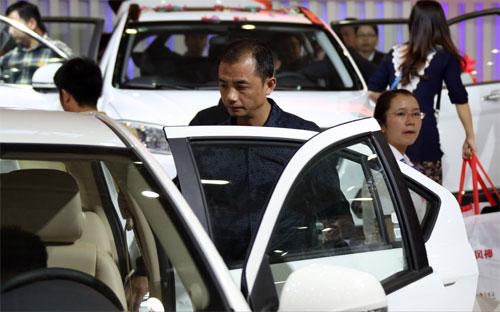 Tiến trình “ô tô hóa” của Trung Quốc đã và đang mở ra những cơ hội lớn cho các hãng xe ngoại - Ảnh: Bloomberg.<br>