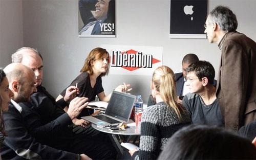 Các nhà báo còn lại của Charlie Hebdo hiện đang làm việc cho số tạp chí mới tại văn phòng của tờ báo bạn Liberation - Ảnh: AP.<br>