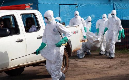 Nhân viên y tế thu gom xác bệnh nhân chết vì Ebola ở Tây Phi.<br>