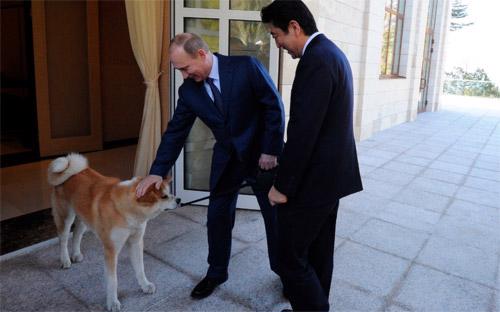 Tổng thống Nga Vladimir Putin và Thủ tướng Nhật Shinzo Abe trong một cuộc gặp ở Sochi, Nga - Ảnh: RIA/AP/Bloomberg.<br>