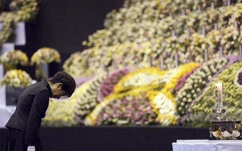 Tổng thống Hàn Quốc Park Geun-hye viếng nạn nhân phà Sewol sáng 29/4 - Ảnh: AP.<br>