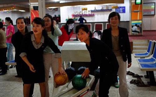 Bowling, một môn chơi được xem là đẳng cấp của nhà giàu, đã có mặt khá lâu tại Bình Nhưỡng - Ảnh: Sina.<br>