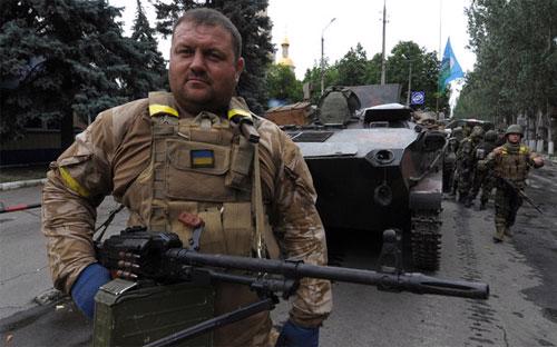 Lính Ukraine trên đường phố Slovyansk hôm 6/7 - Ảnh: Getty.<br>