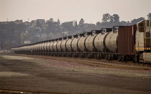 Những toa xe chứa dầu nối dài trên đường ray ở Richmond, California, Mỹ - Ảnh: Bloomberg.<br>