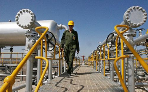 Kể từ khi bị áp đặt lệnh trừng phạt liên quan đến chương trình hạt nhân 
vào giữa năm 2012, Iran phải giảm 50% mức xuất khẩu dầu. Hiện tại, nước 
này chỉ được xuất khẩu tối đa 1 triệu thùng dầu mỗi ngày. 