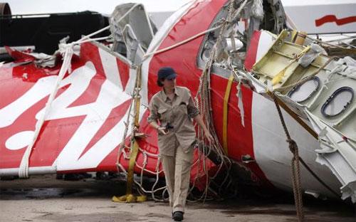 Phần đuôi của chiếc máy bay AirAsia gặp nạn đã được trục vớt - Ảnh: Reuters.<br>