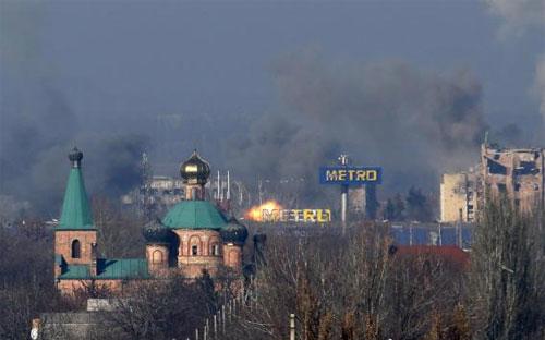 Khói bốc lên từ khu vực bị pháo kích ở Donetsk, miền Đông Ukraine vào ngày Chủ nhật (9/11) - Ảnh: Reuters.<br>