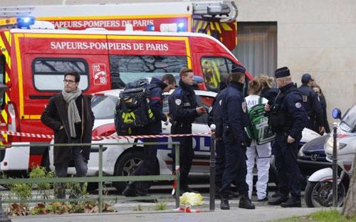 Bên ngoài tòa soạn tạp chí Charlie Hebdo ở Paris, Pháp, nơi xảy ra vụ xả súng ngày 7/1 - Ảnh: Reuters.<br>