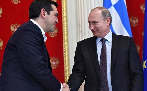 Thủ tướng Hy Lạp Alexis Tsipras (trái) trong một cuộc gặp với Tổng thống Nga Vladimir Putin (phải) - Ảnh: Getty/CNBC.<br>