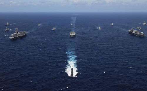 Một cuộc tập dượt trên biển giữa hải quân các nước trong cuộc diễn tập Malabar ở vịnh Bengal - Ảnh: News.<br>