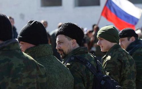 Một nhóm vũ trang thân Nga ở Crimea hồi đầu tháng 3 - Ảnh: Getty.<br>