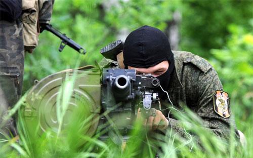 Một phần tử vũ trang thân Nga ở miền Đông Ukraine hôm 1/6 - Ảnh: AFP/Getty.<br>