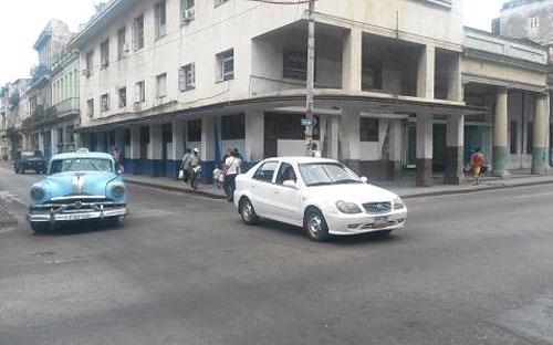 Từ lâu, Cuba nổi tiếng với những chiếc xe hơi Mỹ đời từ thập niên 1950 chạy khắp các con đường ở thủ đô Havana - Ảnh: CNBC.<br>