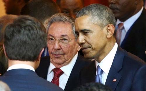 Tổng thống Mỹ Barack Obama và Chủ tịch Cuba Raul Castro tại hội nghị thượng đỉnh các nước châu Mỹ ở Panama ngày 10/4 - Ảnh: Reuters.<br>