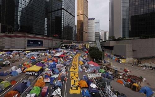 Người biểu tình Hồng Kông cắm trại gần khu trụ sở chính quyền thành phố hôm 7/12 - Ảnh: Reuters/WSJ.<br>
