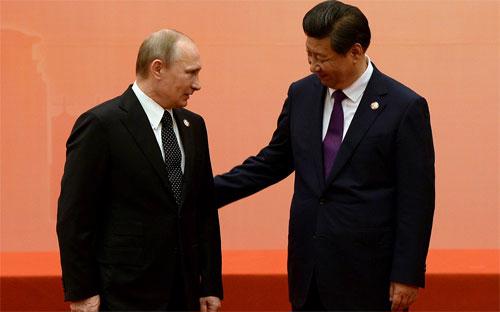 Chủ tịch Trung Quốc Tập Cận Bình (phải) và Tổng thống Nga Vladimir Putin tại Thượng Hải ngày 20/5 - Ảnh: AP.<br>