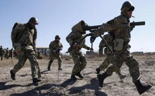 Lính dù Ukraine trong một cuộc tập trận ở Zhytomyr ngày 9/4 - Ảnh: Reuters.<br>