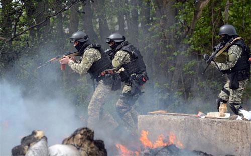 Lực lượng đặc biệt của Ukraine trong chiến dịch chống quân ly khai ở Slavyansk ngày 24/4 - Ảnh: AFP/Getty.<br>