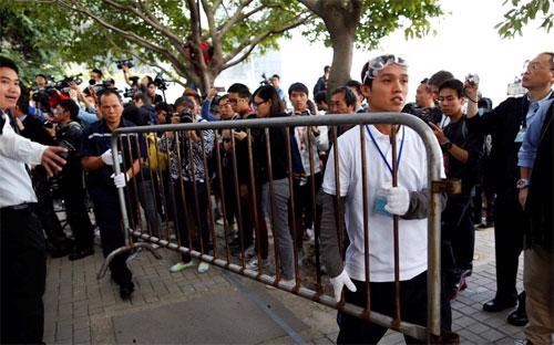 Nhà chức trách Hồng Kông bắt đầu giải tỏa khu vực biểu tình bên ngoài Citic Tower sáng nay (18/11) - Ảnh: Reuters/WSJ.<br>