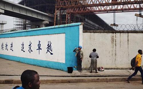 Một công trình xây dựng của Trung Quốc ở Nigeria - Ảnh: Reuters.<br>