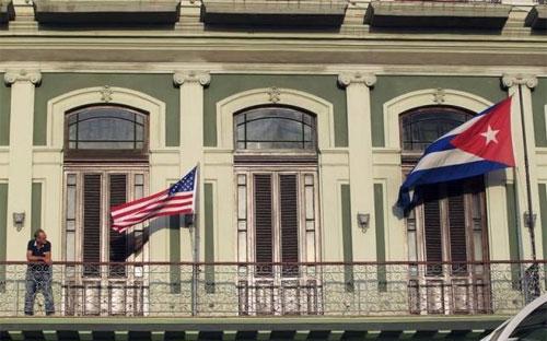 Quốc kỳ Mỹ và Cuba trên ban-công của một khách sạn ở Havana hôm 19/1/2015 - Ảnh: Reuters.<br>