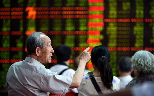 Từ ngày 8-16/7, Shanghai Composite Index tăng 9% sau khi sụt 32% trong vòng 1 tháng trước đó - Ảnh: Bloomberg.<br>