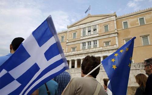 Người biểu tình ủng hộ EU ở Athens ngày 30/6/2015 - Ảnh: Reuters.<br>