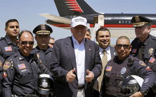 Ứng cử viên Tổng thống Mỹ Donald Trump (giữa) chụp ảnh với các sỹ quan cảnh sát ở Laredo, Texas ngày 23/7/2015 - Ảnh: Reuters.<br>