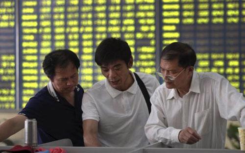 Các nhà đầu tư Trung Quốc vay nợ để mua cổ phiếu đã ồ ạt bán ra trong mấy tuần qua, khiến thị trường lao dốc mạnh - Ảnh: Reuters.<br>