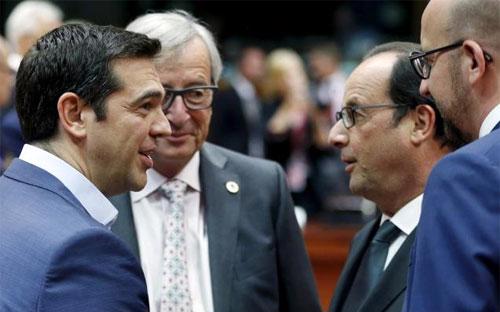 Thủ tướng Hy Lạp Alexis Tsipras (trái) và lãnh đạo châu Âu trong cuộc họp thượng đỉnh Eurozone ngày 12/7 ở Brussels - Ảnh: Reuters.<br>