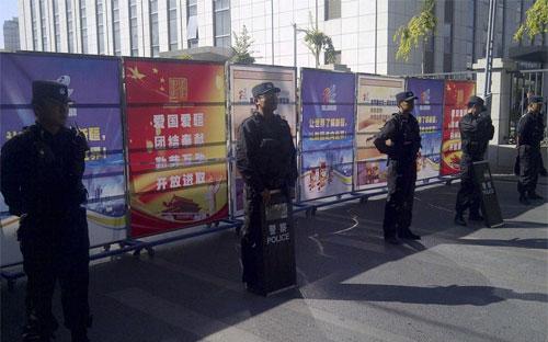 Cảnh sát đứng gác gần trụ sở tòa án nơi diễn ra phiên tòa xét xử học giả người Duy Ngô Nhĩ Ilham Tohti ở Urumqi, thủ phủ khu tự trị Tân Cương, Trung Quốc ngày 17/9/2014 - Ảnh: Reuters.