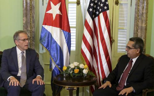 Trưởng phái đoàn của Mỹ tại Havana, ông Jeffrey DeLaurentis (trái) và Bộ
trưởng Bộ Ngoại giao lâm thời Cuba Marcelino Medina tại Havana ngày
1/7/2015 - Ảnh: Reuters.