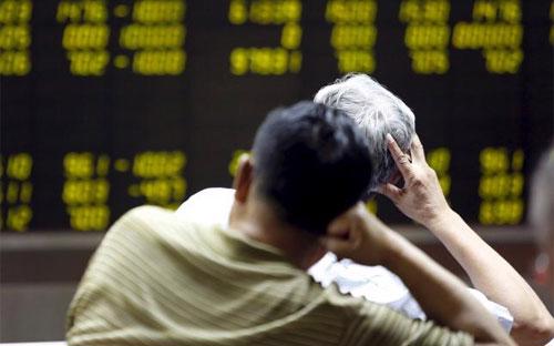Theo khảo sát của hãng tin Reuters, chỉ riêng trong sáng nay, có tới hơn
 500 công ty niêm yết Trung Quốc công bố ngừng giao dịch cổ phiếu trên 
hai sàn Thượng Hải và Thâm Quyến - Ảnh: Reuters.<br>