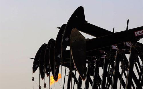 Máy bơm dầu làm việc tại một mỏ dầu ở Bahraiin - Ảnh: AP/WSJ.