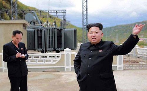 Hình ảnh mới nhất do hãng thông tấn Triều Tiên KCNA công bố ngày 14/9 cho thấy nhà lãnh đạo nước này Kim Jong Un (phải) trong chuyến thị sát công trường xây dựng một nhà máy điện - Ảnh: KCNA.<br>