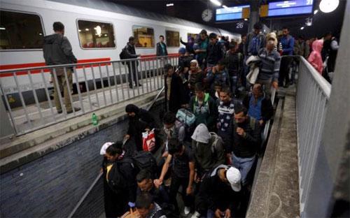 Người di cư tới nhà ga đường sắt chính ở Dortmund, Đức, ngày 13/9 - Ảnh: Reuters.<br>
