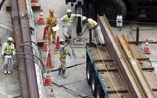 Công nhân làm việc trên một công trường xây dựng ở Tokyo, Nhật Bản hôm 8/6/2015 - Ảnh: Reuters.<br>