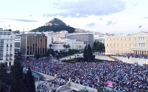 Dân Hy Lạp tập trung trước tòa nhà Quốc hội ở Athens ngày 18/6 để kêu gọi Chính phủ đạt thỏa thuận với các chủ nợ - Ảnh: Bloomberg.<br>