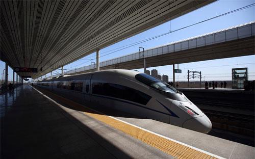Việc Trung Quốc đầu tư mạnh vào đường sắt cao tốc cũng làm gia tăng gánh
 nặng nợ nần vốn đã lớn do gói kích thích kinh tế khổng lồ hậu khủng 
hoảng tài chính - Ảnh: Bloomberg. 