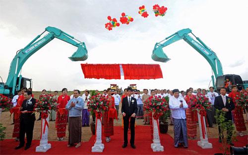 Lễ khởi công dự án đặc khu kinh tế Thilawa do Nhật Bản tài trợ ở Myanmar vào tháng 11/2013 - Ảnh: Bloomberg.<br>