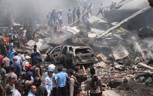 Hiện trường vụ rơi máy bay ngày 30/6 ở Indonesia - Ảnh: Bloomberg/AP.<br>