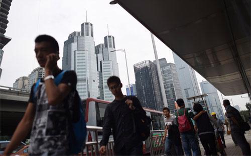 Khách bộ hành ở quận kinh doanh thủ đô Bắc Kinh, Trung Quốc hôm 9/9 - Ảnh: Bloomberg.<br>