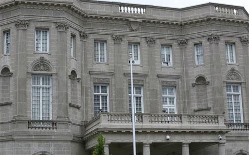 Tòa nhà đại sứ quán Cuba tại Washington trước thời khắc chính thức mở cửa - Ảnh: Reuters.<br>