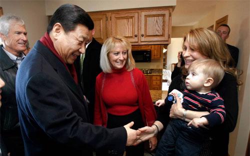 Ông Tập Cận Bình, khi đó còn là Phó chủ tịch Trung Quốc, trong chuyến thăm Iowa, Mỹ vào năm 2012 - Ảnh: WSJ/AP.<br>