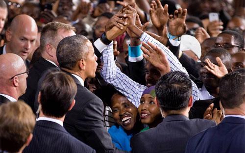 Tổng thống Mỹ Barack Obama được người dân Kenya chào đón trước khi có bài phát biểu ở thủ đô Nairobi ngày 26/7 - Ảnh: WSJ/AP.<br>