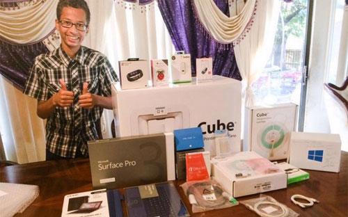 Ahmed Mohamed hào hứng khoe món quà từ Microsoft - Ảnh: Twitter/Tech Insider.<br>