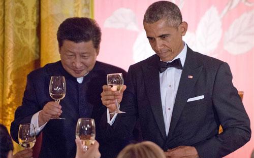 Chủ tịch Trung Quốc Tập Cận Bình (trái) và Tổng thống Mỹ Barack Obama trong tiệc quốc yến tại Nhà Trắng hôm 26/9 - Ảnh: Getty/NBC.<br>