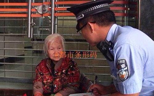 Cảnh sát đã được mời tới giải quyết, nhưng không có vụ bắt giữ nào vì bà cụ đã cao tuổi - Ảnh: SCMP.<br>