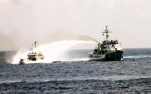 Một tàu hải cảnh của Trung Quốc phun vòi rồng vào tàu Việt Nam hôm 4/5 - Ảnh: AP.<br>